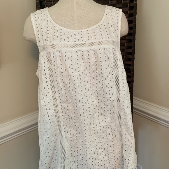 Old Navy Tops - Old Navy White Eyelet Sleeveless Top Sz XL